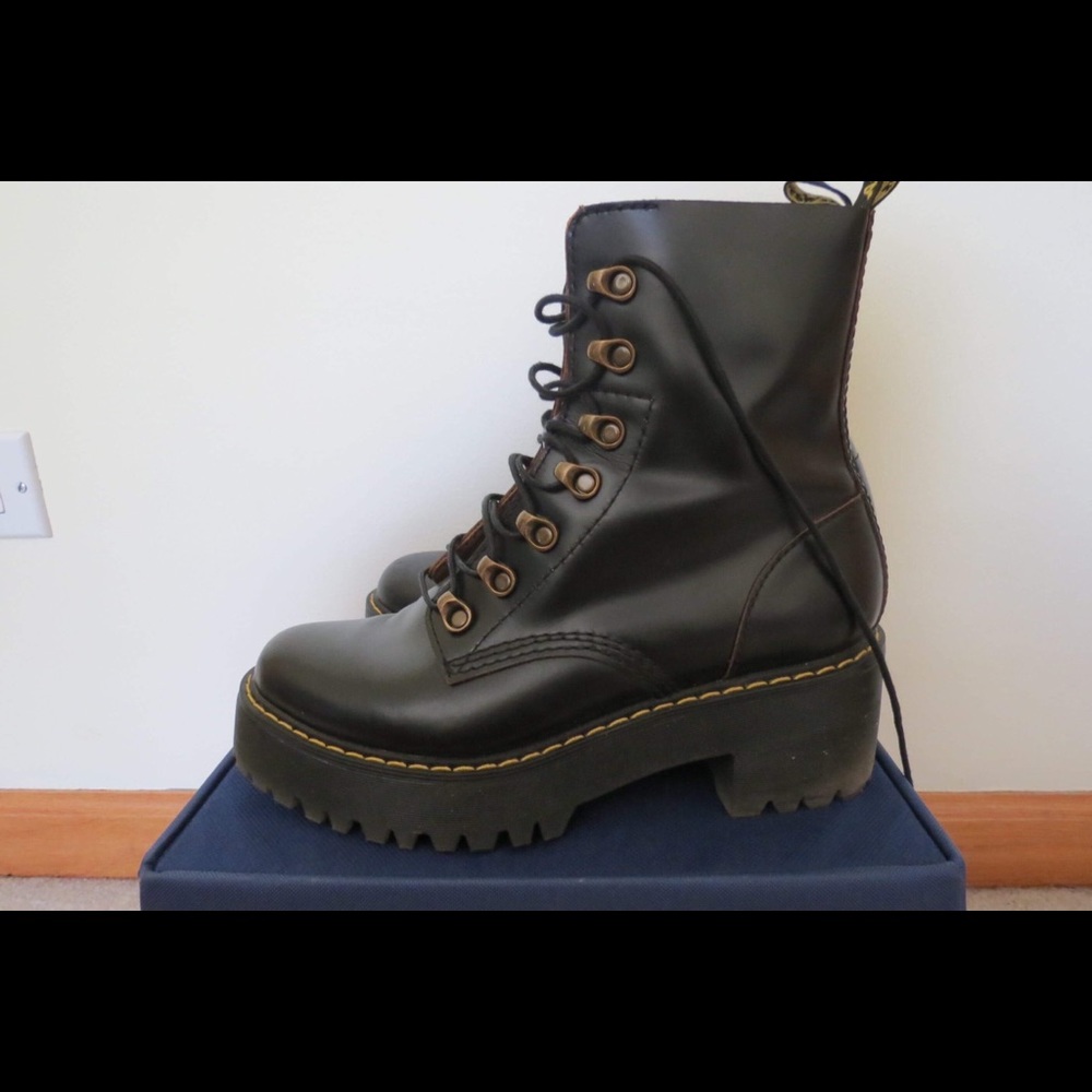 Dr. Martens Leona, 7-hook black boots